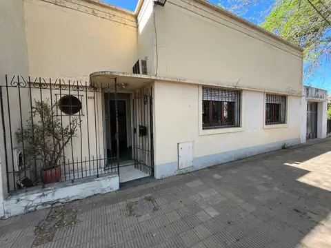 Casa en venta - 2 Dormitorios 1 Baño - 100Mts2 - La Plata