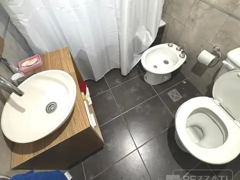 Departamento de 2 ambientes. Externo. Balcòn. Z/ Plaza Mitre. Pocos años de antigüedad