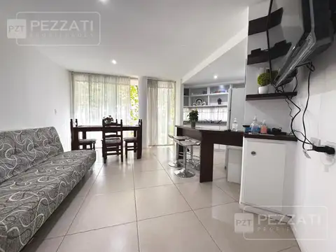 Departamento de 2 ambientes. Externo. Balcòn. Z/ Plaza Mitre. Pocos años de antigüedad