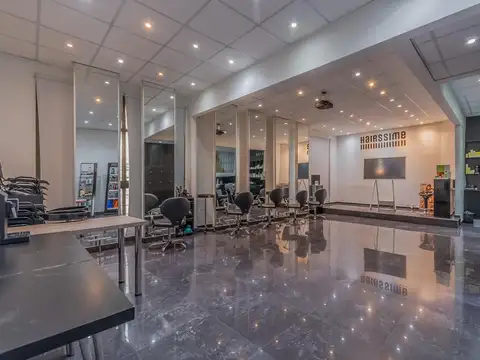 VENTA IMPORTANTE PROPIEDAD COMERCIAL, DOBLE FRENTE, PORTÓN LEVADIZO PARA CAMIONES, ALMAGRO
