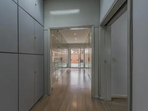 VENTA IMPORTANTE PROPIEDAD COMERCIAL, DOBLE FRENTE, PORTÓN LEVADIZO PARA CAMIONES, ALMAGRO