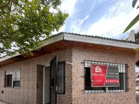 CASA EN ALQUILER. DOS DORMITORIOS. LAVADERO Y PATIO. LOS PATOS AL 3800. R DE ESCALADA.