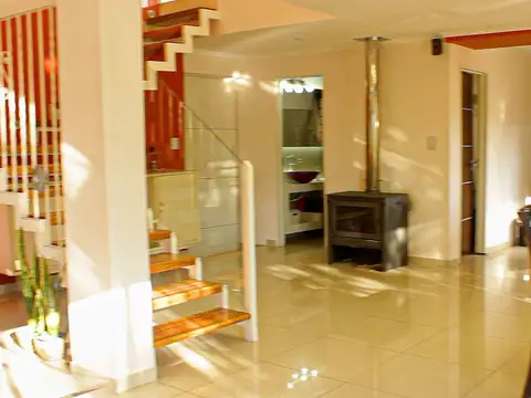 Casa 6 ambientes con 2 baños