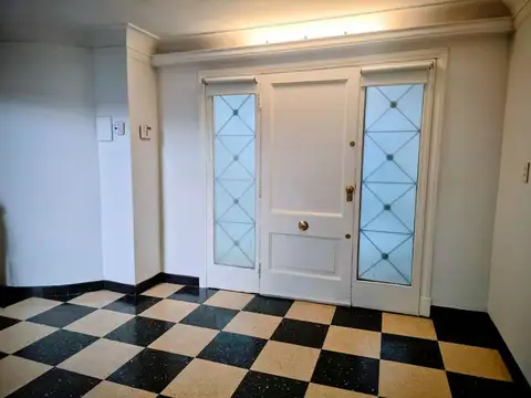 EXCELENTE LOCAL COMERCIAL. INMEJORABLE ZONA