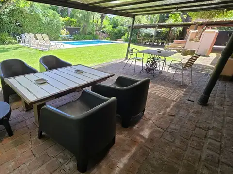 Casa 9 ambientes con 4 baños