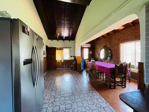Casa 4 ambientes con 2 baños