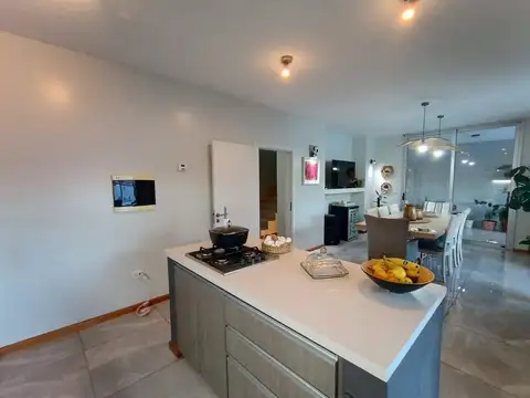 Casa 6 ambientes con 2 baños