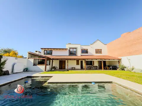 Casa en Venta - Villa Belgrano - 4 Dormitorios - Gran Patio y Piscina