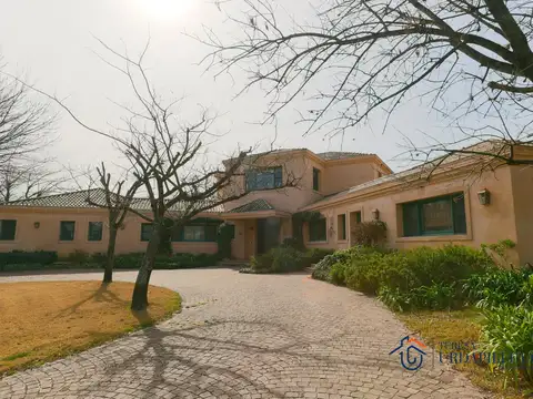 IMPORTANTE CASA SOBRE CANCHA DE GOLF