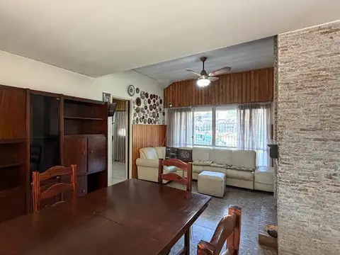 Casa 7 ambientes con 2 baños