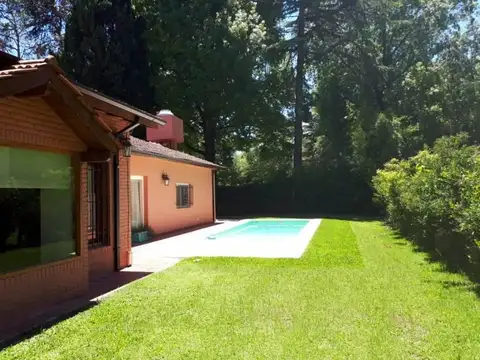 Casa en Alquiler con 2 cocheras
