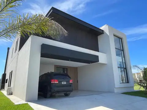 Casa 6 ambientes con 5 baños