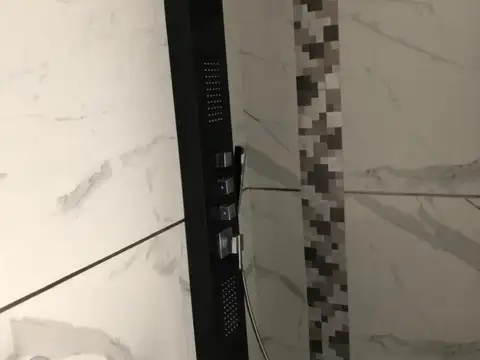 Semipiso de excelente calidad frente a la plaza