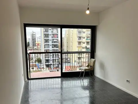 DEPARTAMENTO RECICLADO CON COCHERA CUBIERTA Y BAULERA