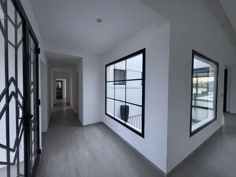 Casa 5 ambientes con 4 baños