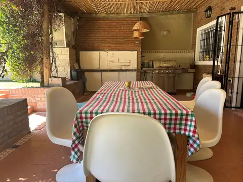 Casa 9 ambientes con 5 baños