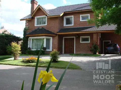 Casa en Alquiler con 1 cochera