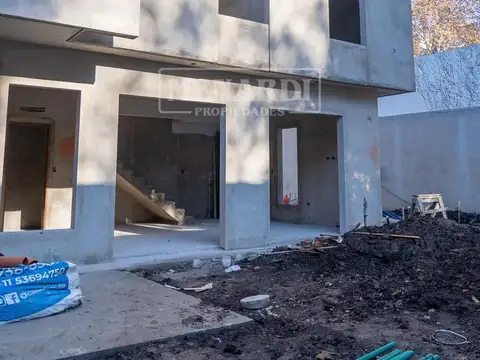 Casa 4 ambientes con 2 baños