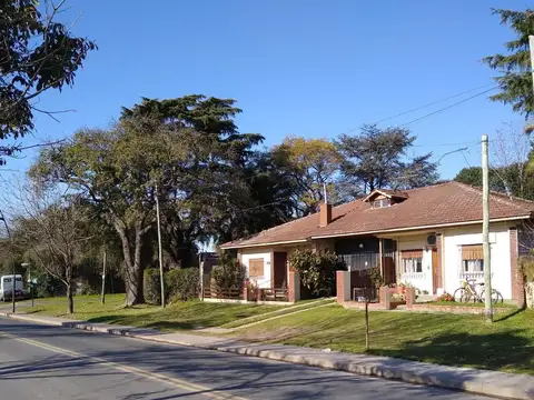 Casa 8 ambientes con 2 baños