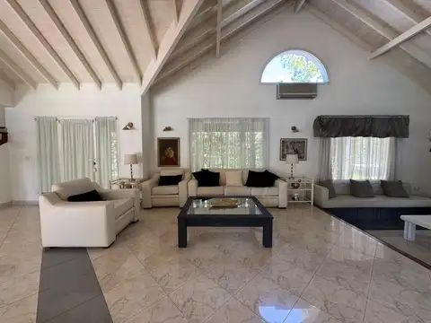 Casa 6 ambientes con 5 baños