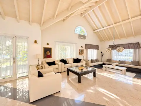 CASA EN VENTA EN SAN DIEGO 6 AMBIENTES | 5 SUITES Y FINANCIA