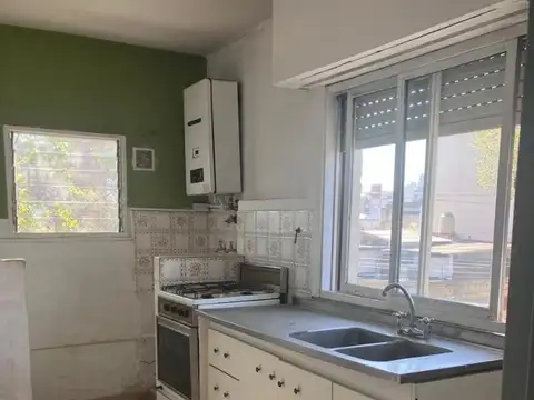 3 AMBIENTES FRENTE C-BALCON MUY LUMINOSO 2° Piso x Escalera