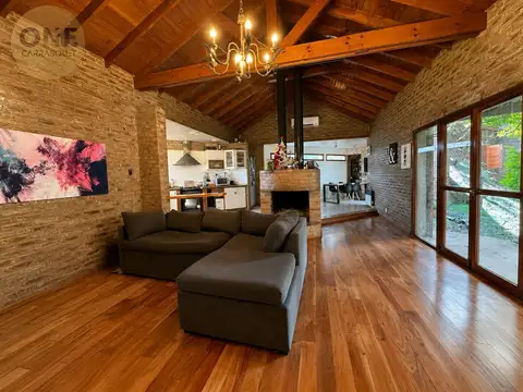 Casa en venta con parque y pileta - City Bell, calle 456 entre 27 y 28 bis