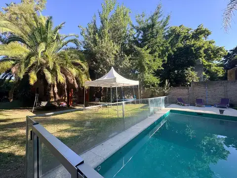 Casa en venta con parque y pileta - City Bell, calle 456 entre 27 y 28 bis