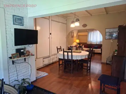 Casa 6 ambientes con 2 baños