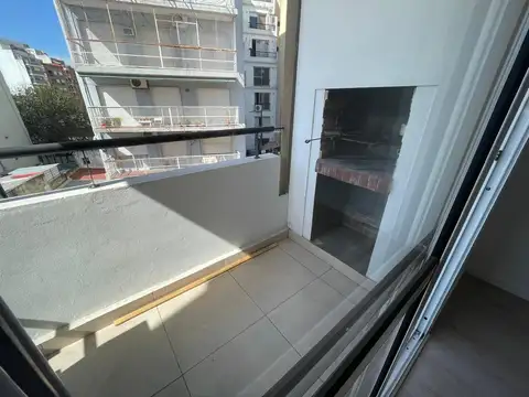 RETASADO  EXCELENTE Y MUY FUNCIONAL 3 AMB, BALCON CON PARRRILLA, COCHERA INCLUIDA 