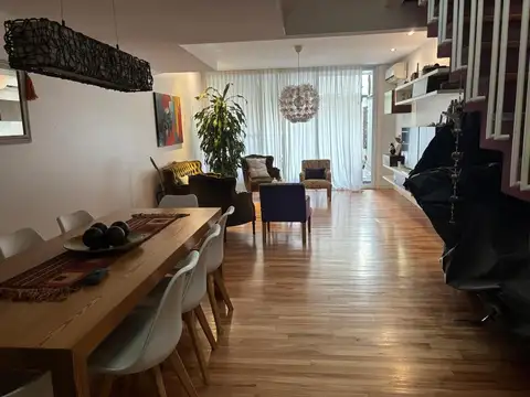 Hermoso triplex 6 amb con coch doble, fondo c/parrilla, pile