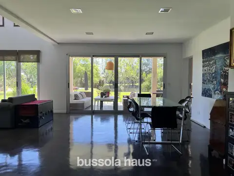 Casa 4 ambientes con 4 baños