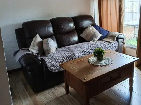 Hermosa casa de 2 dormitorios en excelente estado.