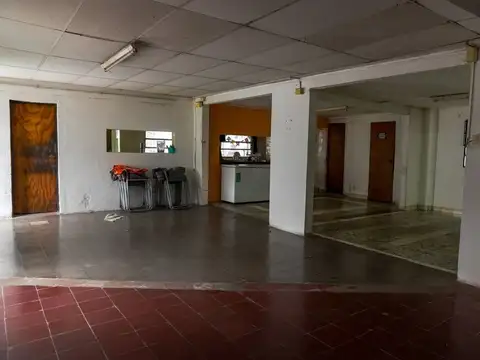 Importante propiedad amplio terreno parquizado