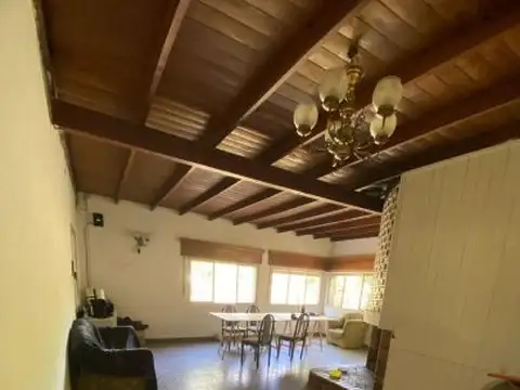 1 Hectárea con dos casas y quincho atrás de la terminal de Plottier