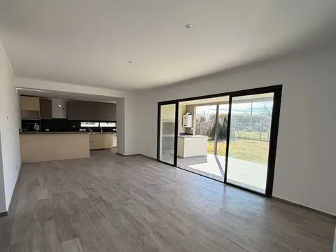 Casa en Venta con 3 cocheras