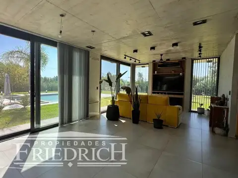 Casa en Venta con 4 cocheras