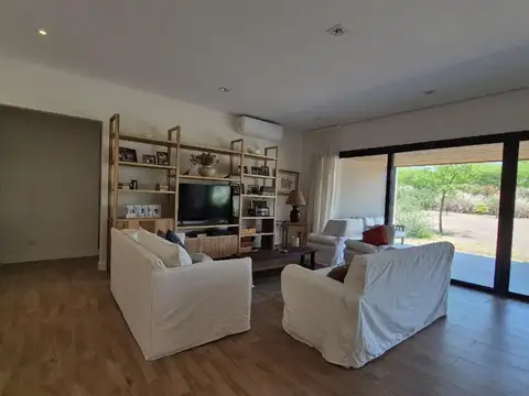 Casa 4 ambientes con 3 baños