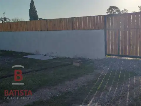 ¡VENDE! Casa en calle 609 esq. 153, Barrio Las Perdices