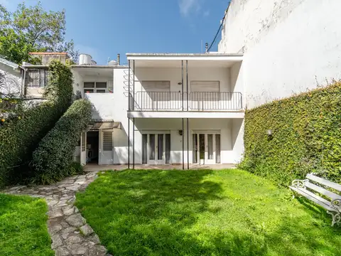 Casa en venta, son dos PH en block, a media cuadra de la Av. Santa Fe, en Martínez.