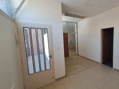 Oficina 8 ambientes con 2 baños