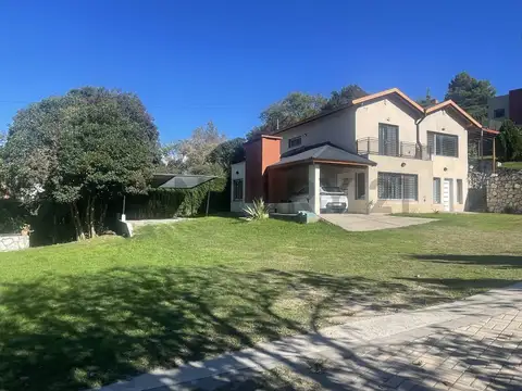 Casa 8 ambientes con 4 baños