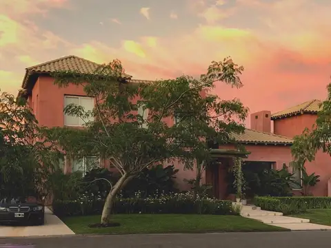 Hermosa casa estilo Villa Italiana en Venta, ubicada en cul de sac.