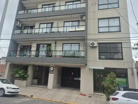 ALQUILER! Monoambiente con cochera - Arenales al 700