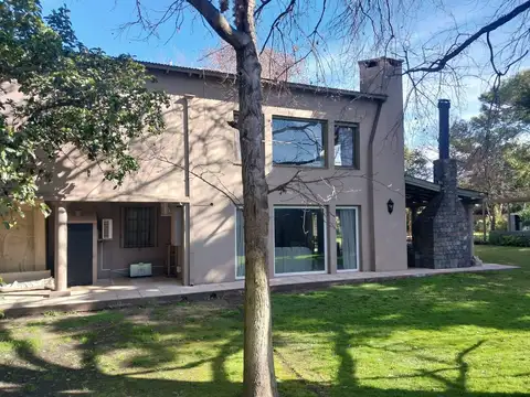 Casa en Alquiler con 4 cocheras
