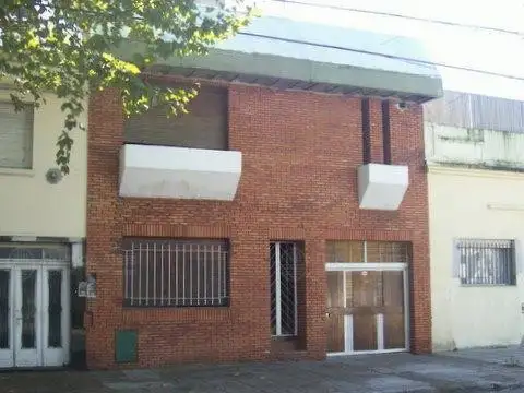 Casa en  lote propio a refaccionar para vivienda, desarrollo comercial o construir.