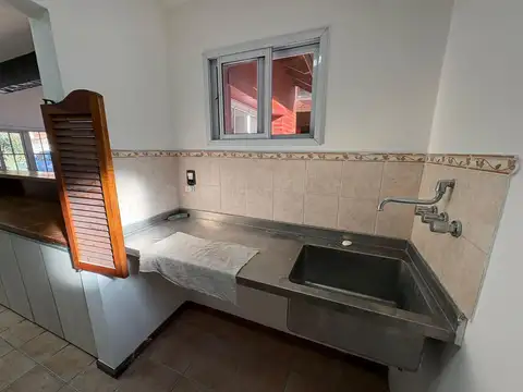 Casa de 4 ambientes con pileta en alquiler / venta