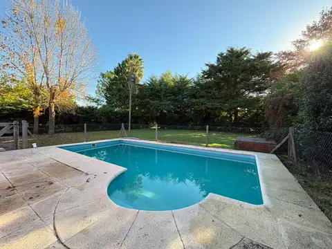 Casa de 4 ambientes con pileta en alquiler / venta