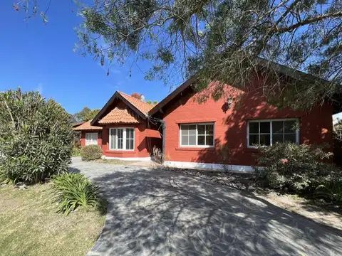 Casa de 4 ambientes con pileta en alquiler / venta