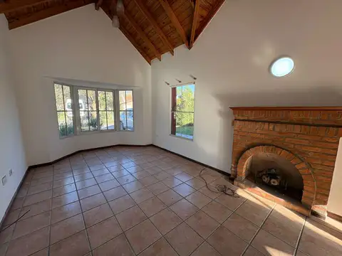 Casa de 4 ambientes con pileta en alquiler / venta